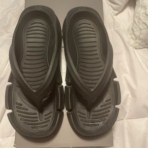 AUTHENTIC 2021 BALENCIAGA Thong Sandal! Size 40 EUR/10 US